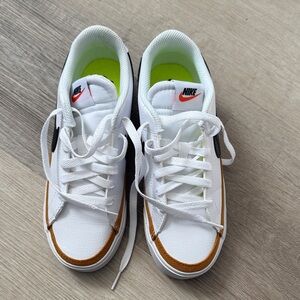 Nike Kids White and Tan Sneakers Size : 5.5